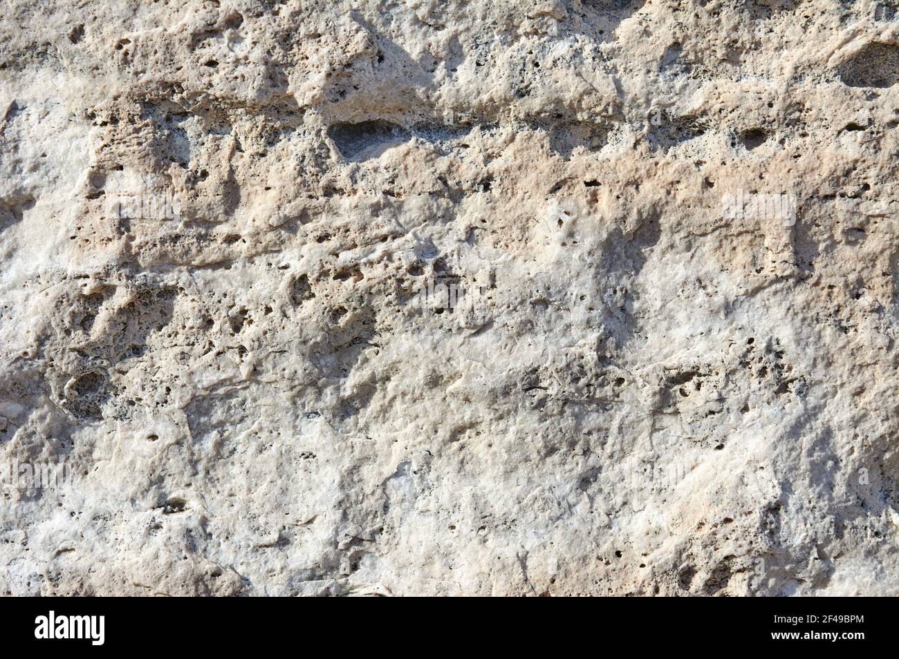 Eine Nahaufnahme einer strukturierten rauen Steinoberfläche Stockfoto