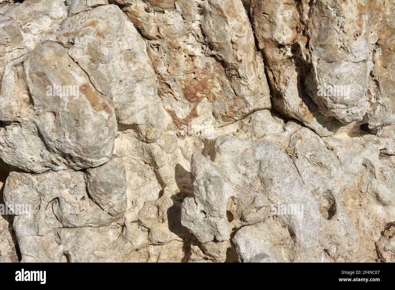 Eine Nahaufnahme einer strukturierten rauen Steinoberfläche Stockfoto