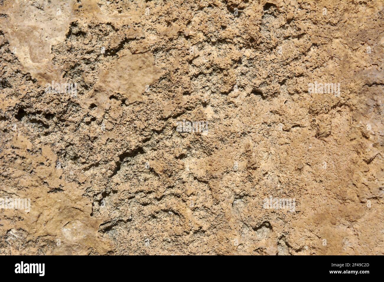 Eine Nahaufnahme einer strukturierten rauen Steinoberfläche Stockfoto