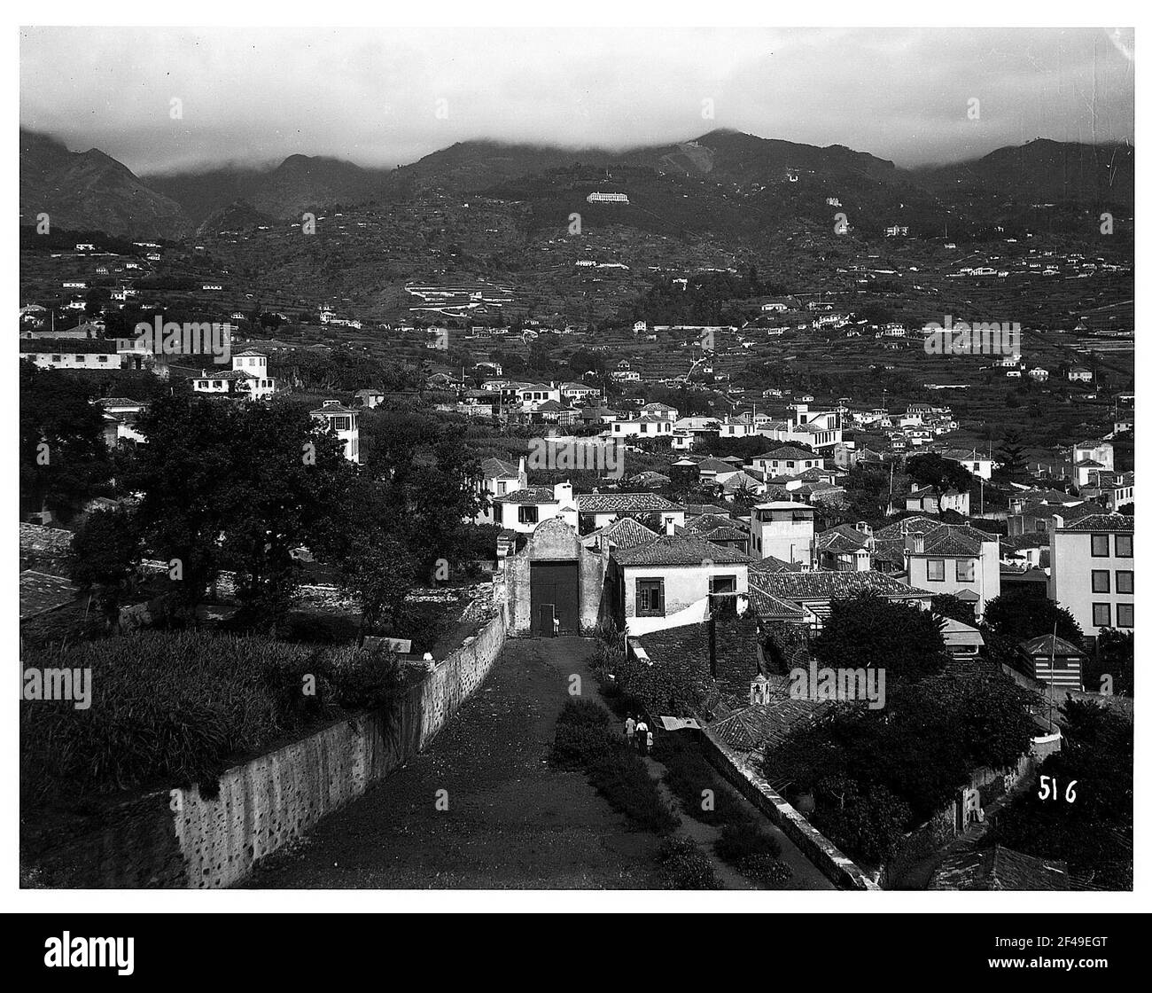 Funchal, Madeira. Blick vom Fort auf die Häuser der Stadt gegen Berge mit Nebelgipfeln Stockfoto