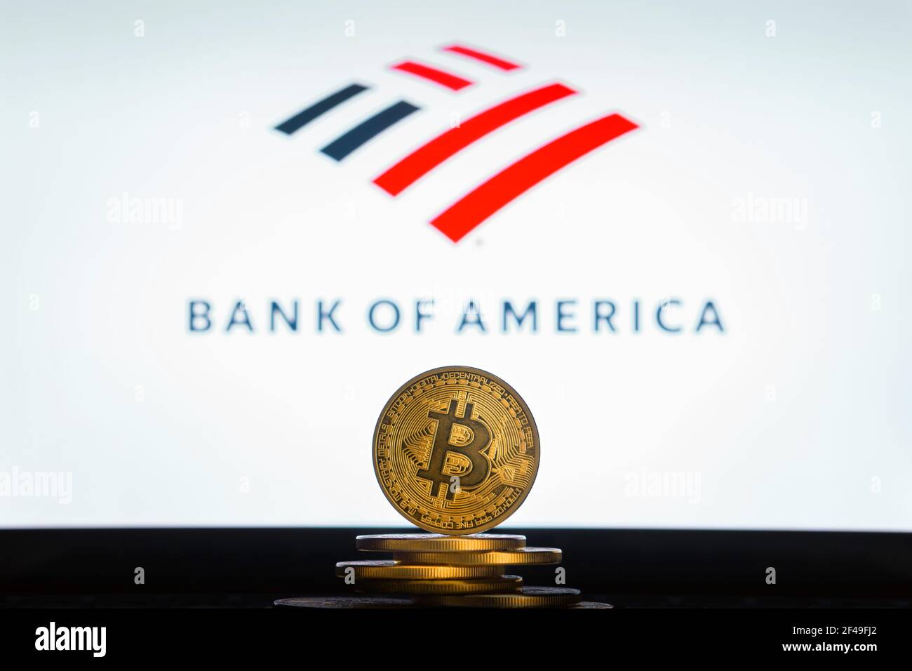 SLOWENIEN, LJUBLJANA - 24 02 2019: Bitcoin auf einem Münzstapel mit Bank of America-Logo auf einem Laptop-Bildschirm. Stockfoto