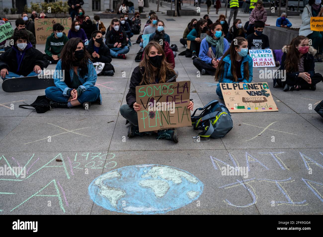 Madrid, Spanien. März 2021, 19th. Klimaaktivisten der Gruppe "Fridays for future" protestieren mit Plakaten vor dem spanischen Parlament, die zum Handeln in der Klimapolitik aufrufen, seit es 5 Jahre nach dem Pariser Klimaabkommen ist und die globale Temperatur des Planeten steigt. Quelle: Marcos del Mazo/Alamy Live News Stockfoto
