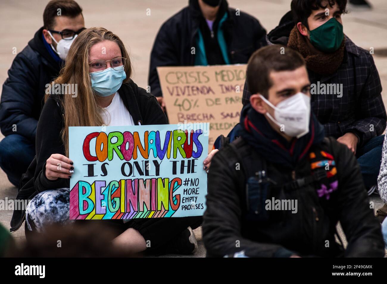 Madrid, Spanien. März 2021, 19th. Klimaaktivisten der Gruppe "Fridays for future" protestieren mit Plakaten vor dem spanischen Parlament, die zum Handeln in der Klimapolitik aufrufen, seit es 5 Jahre nach dem Pariser Klimaabkommen ist und die globale Temperatur des Planeten steigt. Quelle: Marcos del Mazo/Alamy Live News Stockfoto