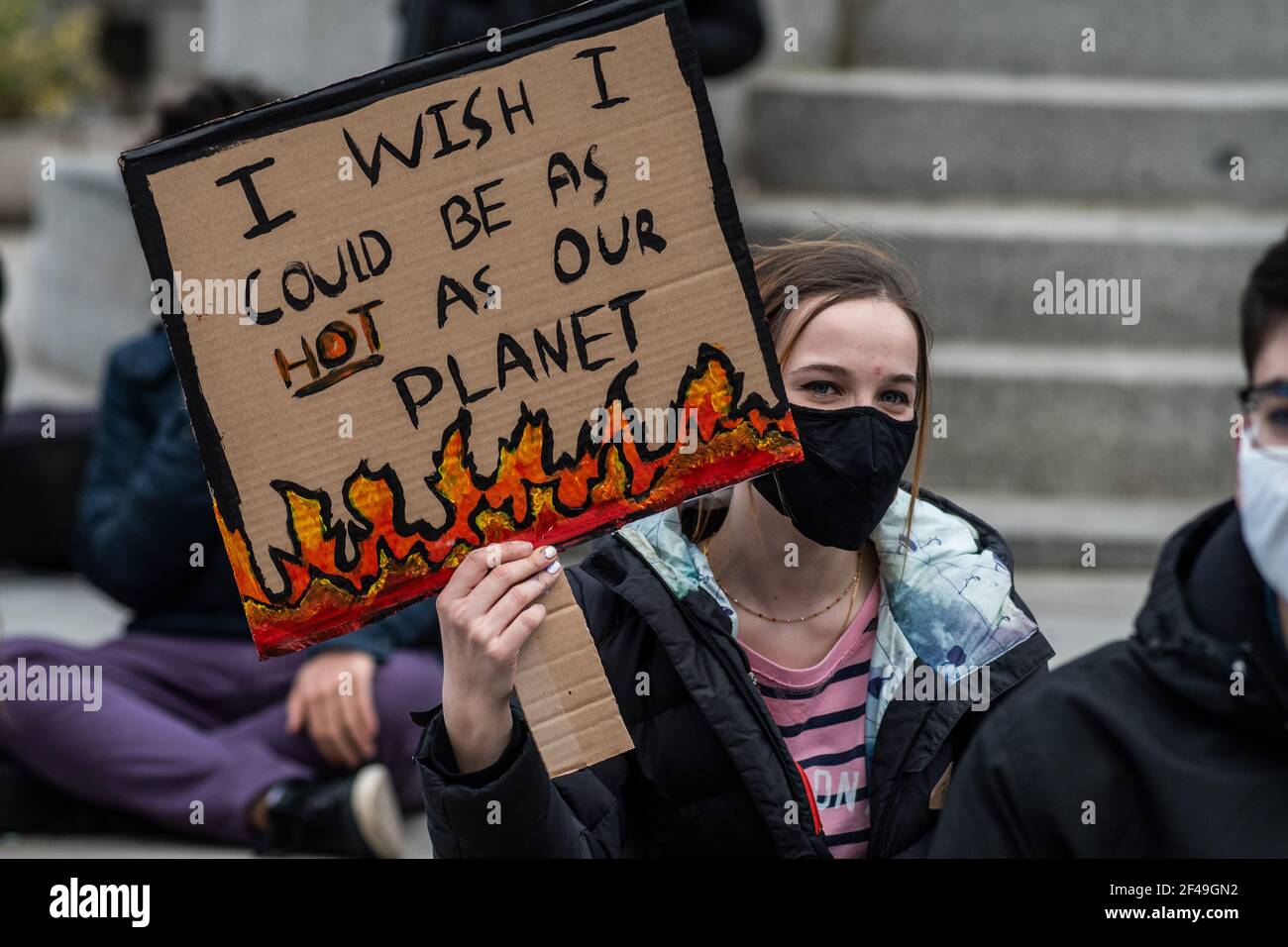 Madrid, Spanien. März 2021, 19th. Klimaaktivistin der Gruppe "Fridays for future" protestiert mit einem Plakat vor dem spanischen Parlament, das zum Handeln in der Klimapolitik aufruft, seit es 5 Jahre nach dem Pariser Klimaabkommen ist und die globale Temperatur des Planeten steigt. Quelle: Marcos del Mazo/Alamy Live News Stockfoto