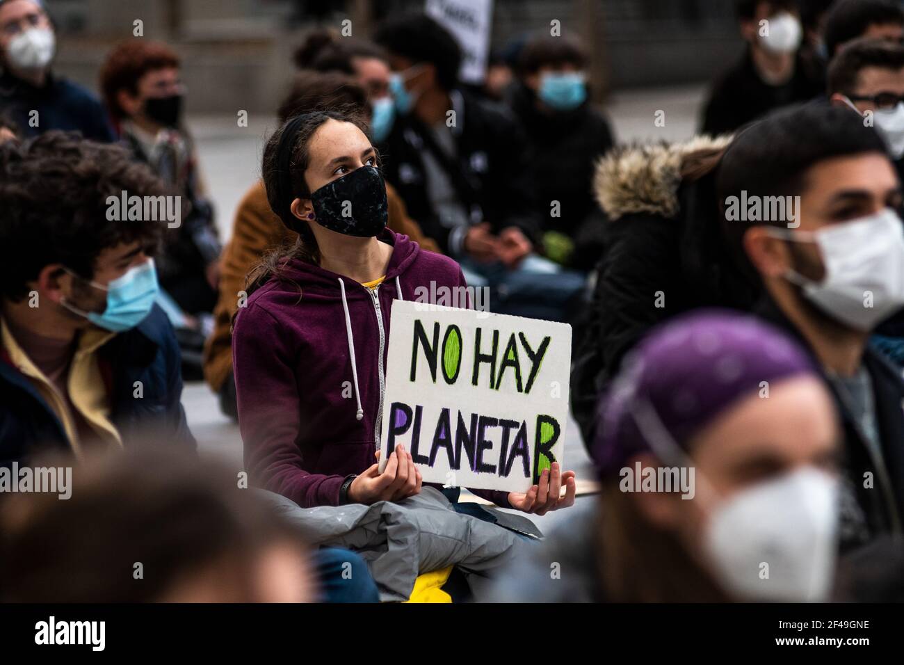 Madrid, Spanien. März 2021, 19th. Klimaaktivisten der Gruppe "Fridays for future" protestieren mit Plakaten vor dem spanischen Parlament, die zum Handeln in der Klimapolitik aufrufen, seit es 5 Jahre nach dem Pariser Klimaabkommen ist und die globale Temperatur des Planeten steigt. Quelle: Marcos del Mazo/Alamy Live News Stockfoto