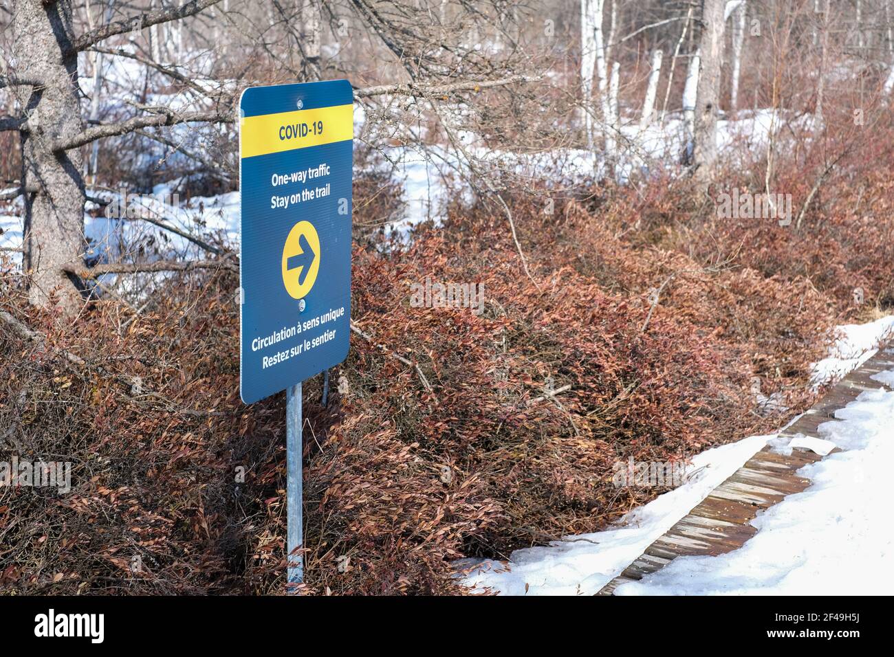 Ottawa, Ontario, Kanada - 17. März 2021: Ein Schild der National Capital Commission (NCC) am Mer Bleue Boardwalk zeigt die Richtung des Verkehrs für Stockfoto