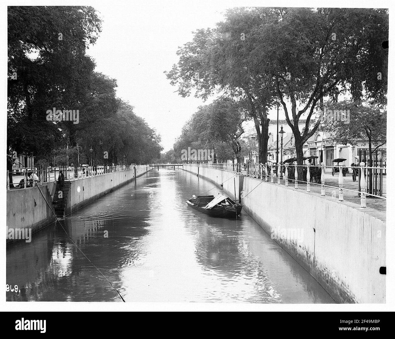 Batavia (Jakarta), Indonesien. Stadtkanal mit Boot im Vorort Weltevreden Stockfoto