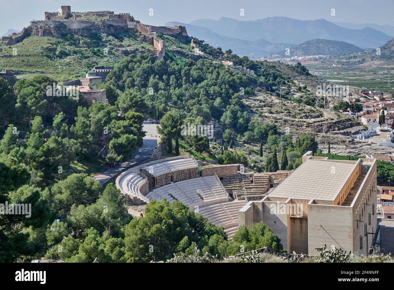 Römisches Theater und Schloss auf dem Berg im Hintergrund der Stadt Sagunto in der Provinz Valencia, Spanien, Europa Stockfoto