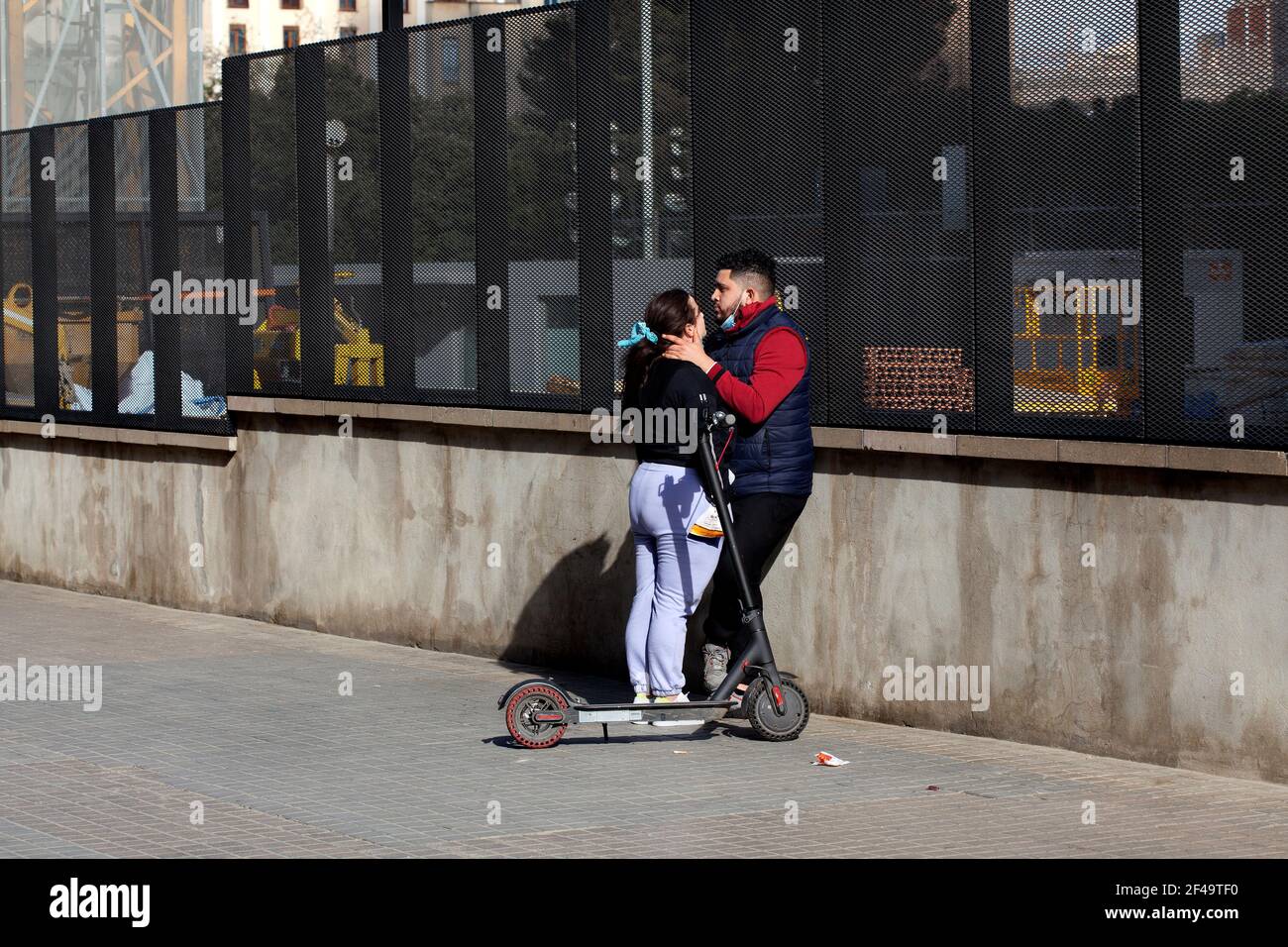 Paar küssen auf der Straße, Barcelona, Spanien. Stockfoto