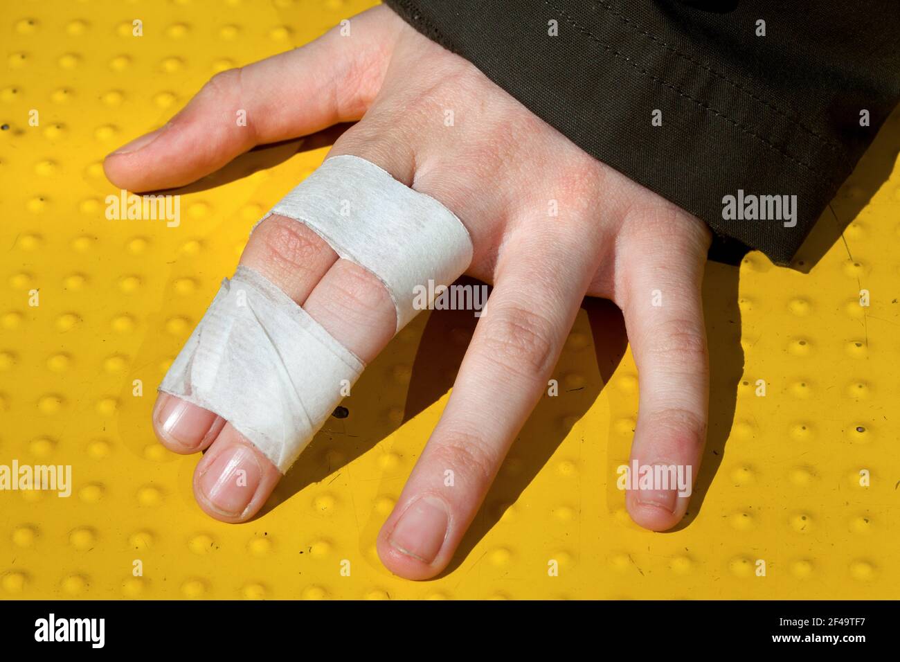 Finger mit Bandagen. Stockfoto