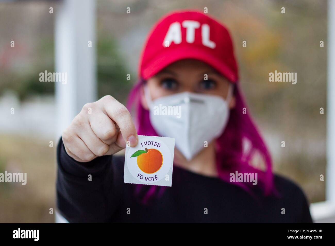 LAWRENCEVILLE, VEREINIGTE STAATEN - 26. Dezember 2020: Lawrenceville, Georgia - 26 2020. Dezember: Ein Wähler in Georgien hält einen Sticker "Ich habe gestimmt" hinten Stockfoto