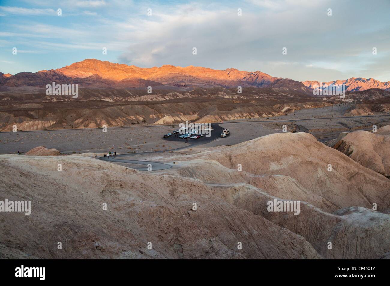 Blick auf die Berge und einen Parkplatz während der goldenen Stunde, gesehen vom Zabriskie Point im Death Valley Stockfoto