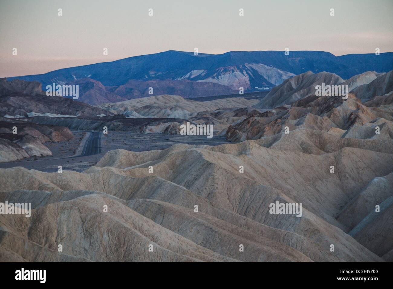 Zabriskie Punkt bei Sonnenuntergang, mit einer leeren Straße in der Ferne Stockfoto