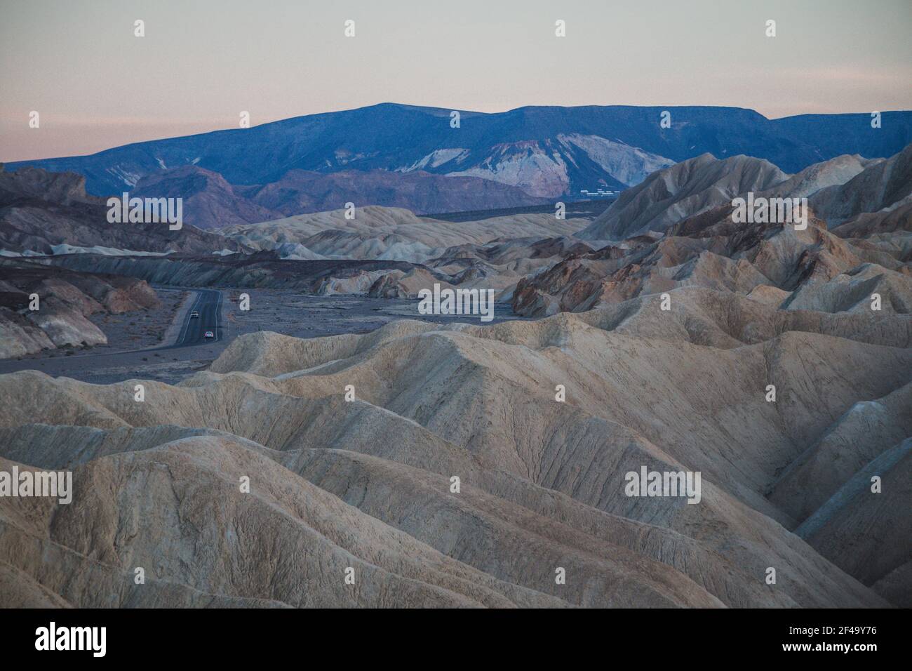 Zabriskie Punkt bei Sonnenuntergang, mit einer leeren Straße in der Ferne Stockfoto