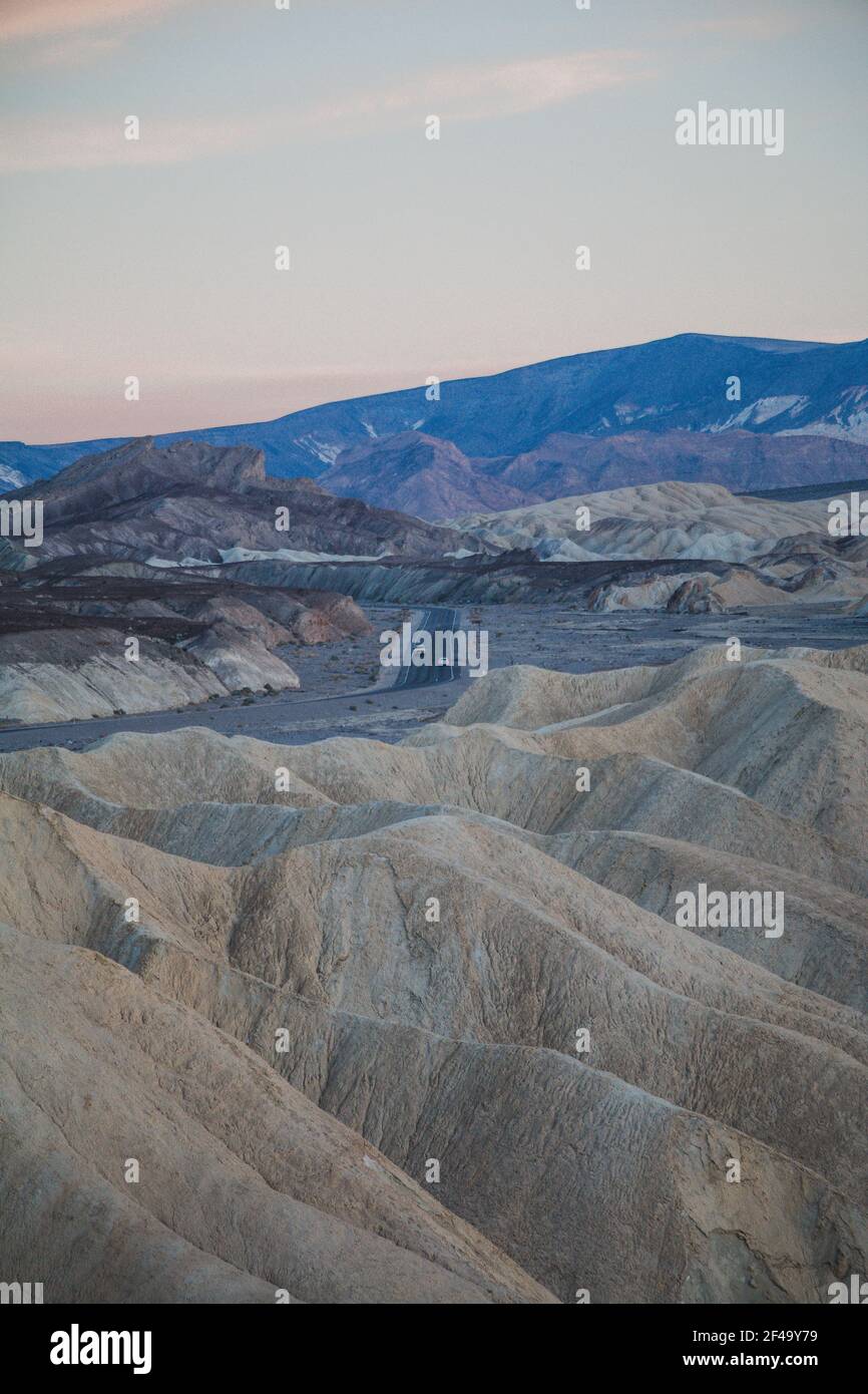 Zabriskie Punkt bei Sonnenuntergang, mit einer leeren Straße in der Ferne Stockfoto