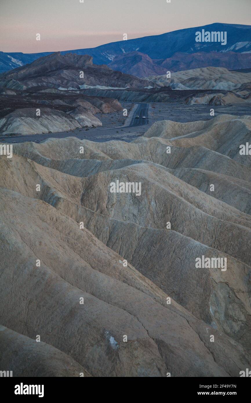 Zabriskie Punkt bei Sonnenuntergang, mit einer leeren Straße in der Ferne Stockfoto