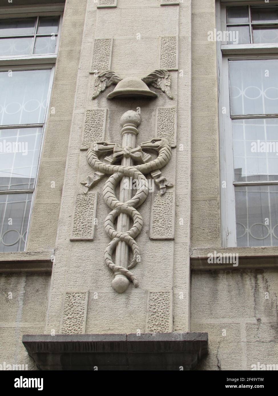 Ein Fragment eines Gebäudes in Tiflis - Apotheke Symbol, die Schale von Hygienia Stockfoto