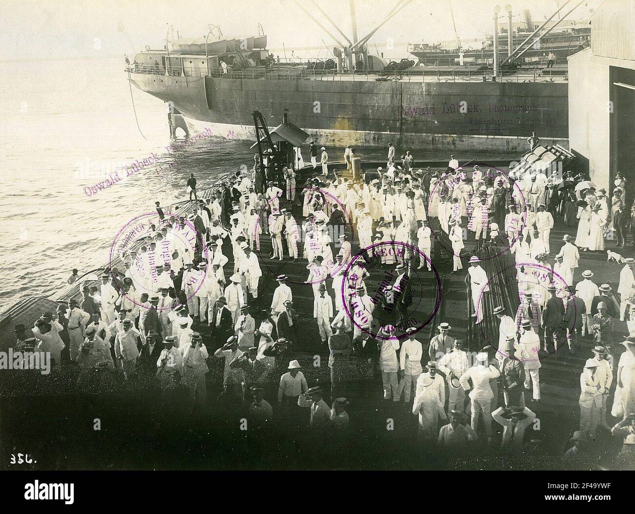 Manila (Philippinen), Hafen. Blick von Hapags in-Run-Kreuzfahrtschiff auf Pier 5 mit einladenden Touristen und Einheimischen, im Hintergrund tiefe Seefahrer und Passagierdampfer Stockfoto