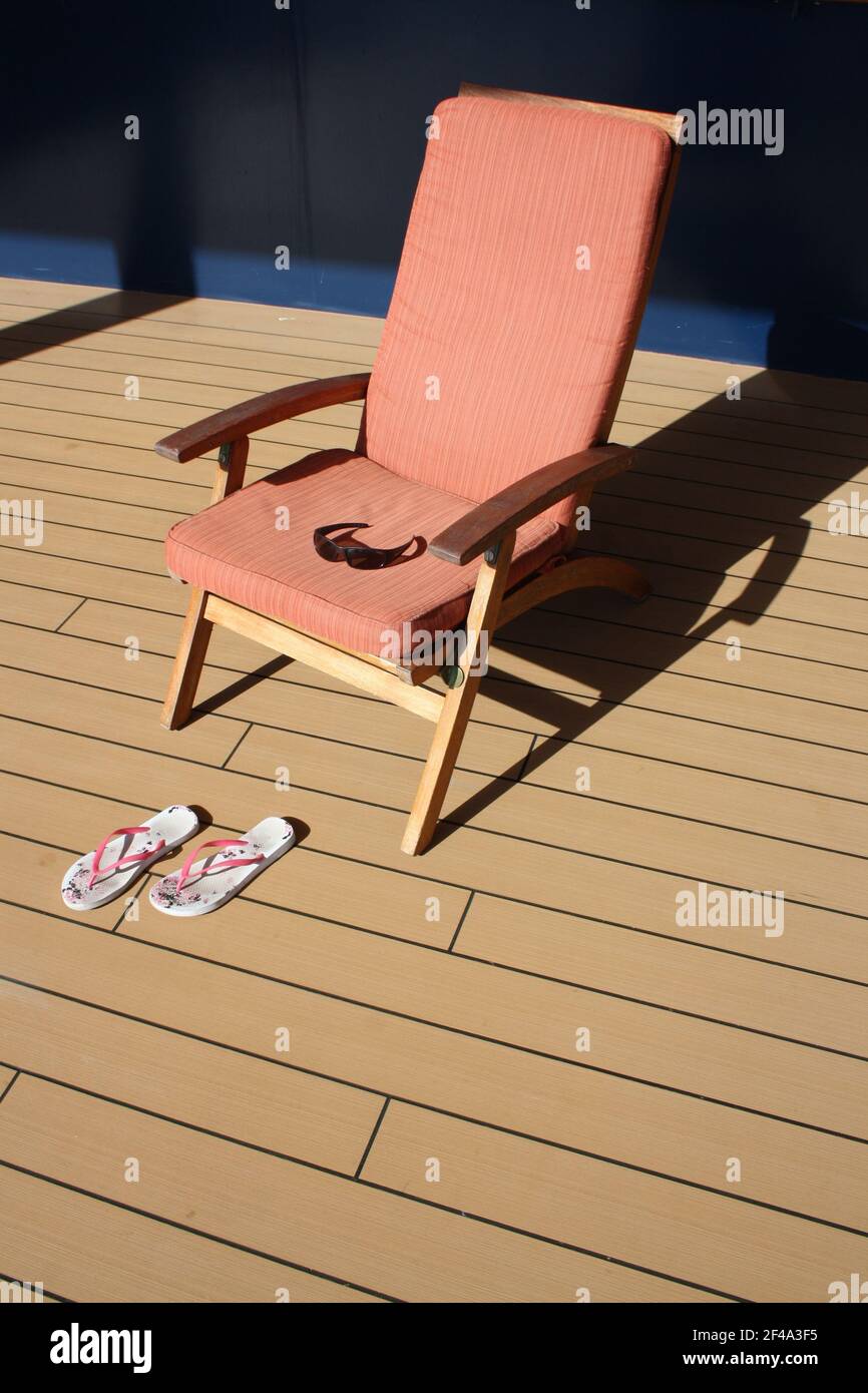 Liegestuhl mit Filp Flops auf Deck Stockfoto
