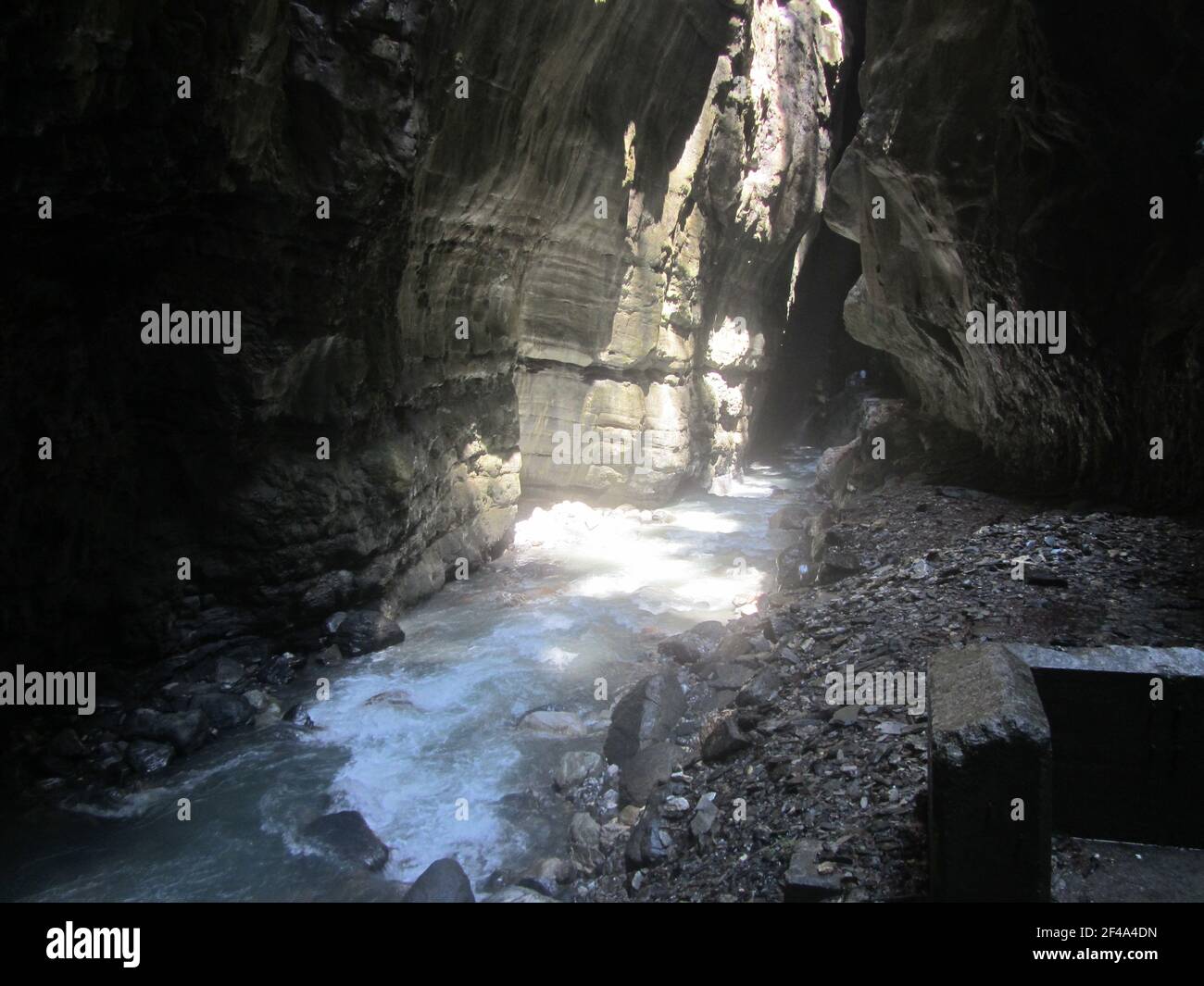 Der Thermalwasser-Strom führt durch die Schlucht von Tamina in Bad Pfaefers, Schweiz. Stockfoto