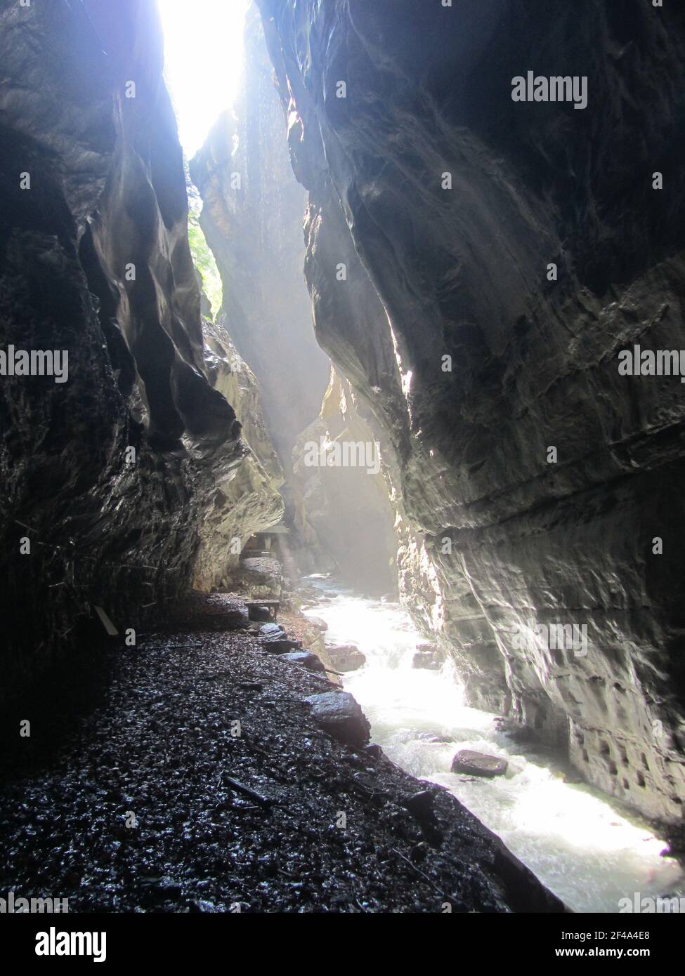 Der Thermalwasser-Strom führt durch die Schlucht von Tamina in Bad Pfaefers, Schweiz. Stockfoto