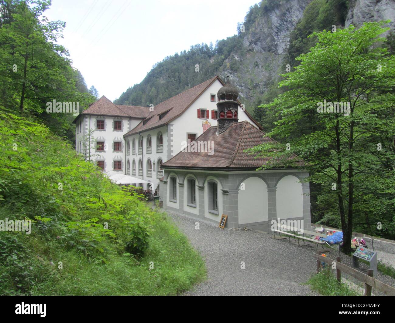 Das alte Badehaus in Bad Pfaefers, Sarganserland, St. Gallen, Schweiz. Ein historisches Thermalbad am Ende der tamina Schlucht. Es ist jetzt ein Museum. Stockfoto