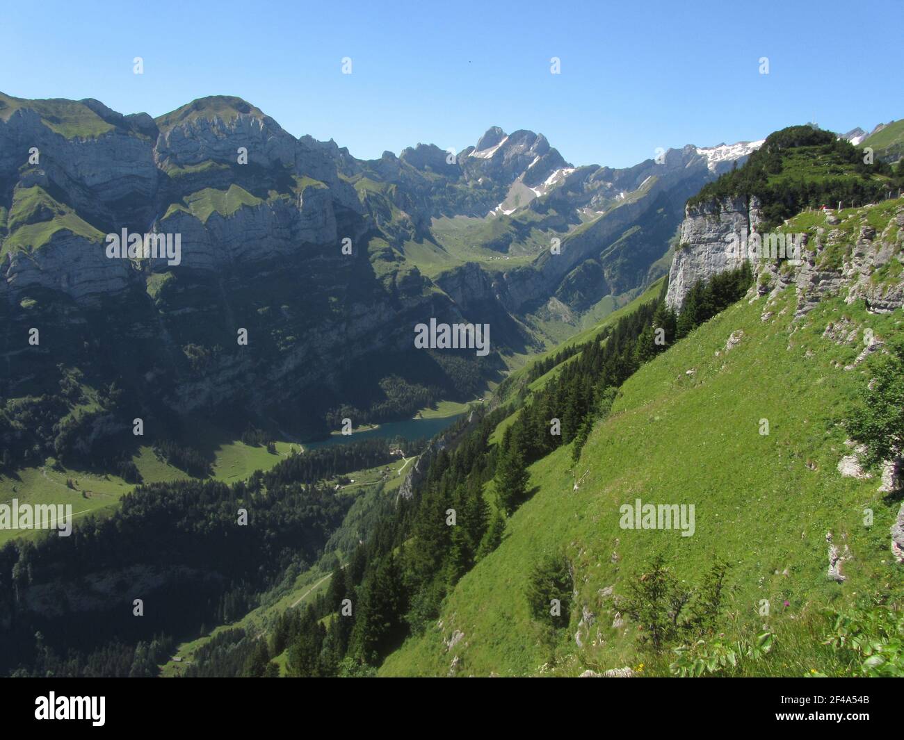 Blick von der Ebenalp auf den Seealpsee. Beeindruckender Blick auf die Alp-Landschaft der Alpsteinformationen. Altmann in der Mitte dahinter Stockfoto