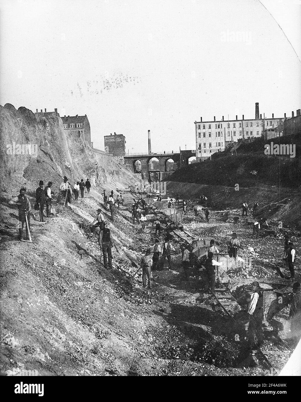 Leipzig. Elster Saale (Karl-Heine-Kanal). Manuelle Masse Hub und Transport mit Straßenbahn westlich der Zschocherschen Straße. Blick Richtung Osten auf die König-Johann-Brücke Stockfoto