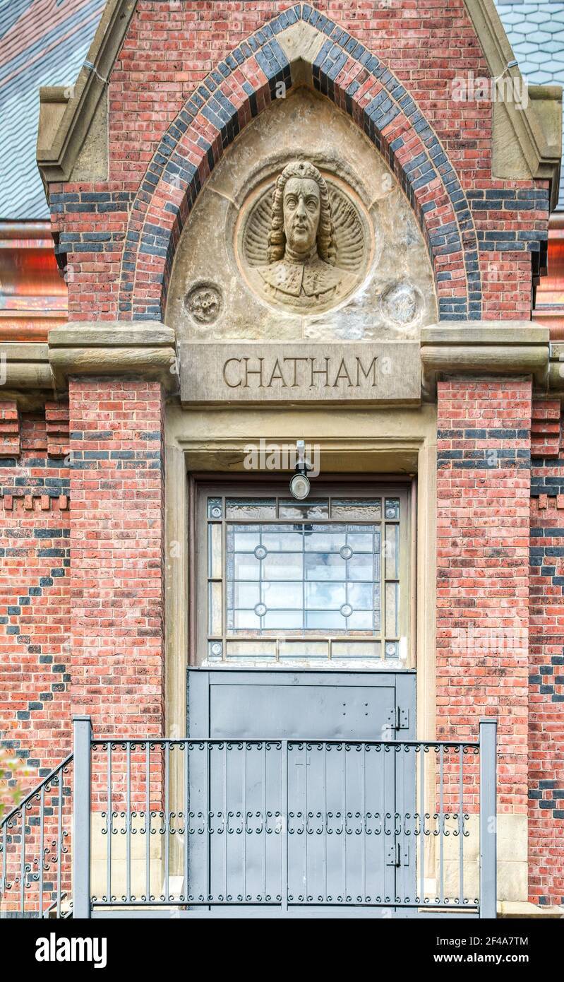 Die Memorial Hall der Harvard University zeigt große Redner (Earl of Chatham hier) an ihrem östlichen Ende (Sanders Theatre), an der Quincy Street in Cambridge, MA. Stockfoto