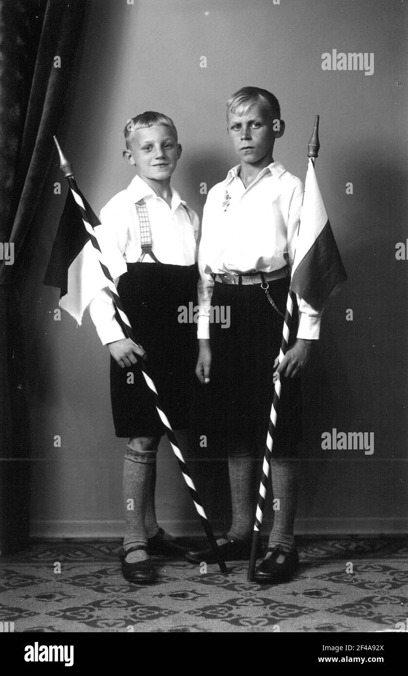 Roßwein. Zwei Söhne der Familie und. Im Schulfest mit Fahnen in den Klassenfarben Stockfoto