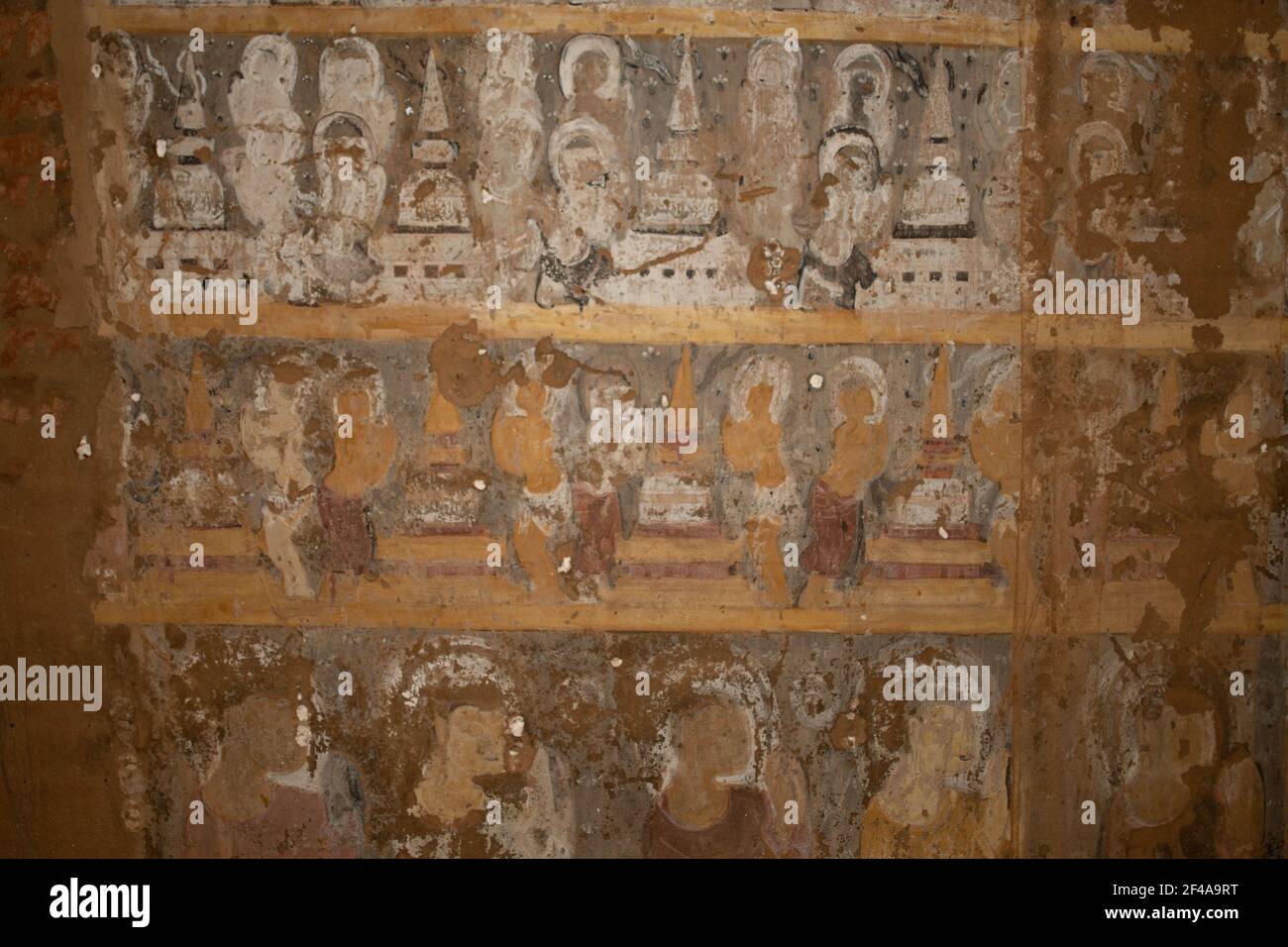 BAGAN, NYAUNG-U, MYANMAR - 2. JANUAR 2020: Historische Wandmalereien und Zeichnungen in einem Pagodentempel in Pagan Stockfoto