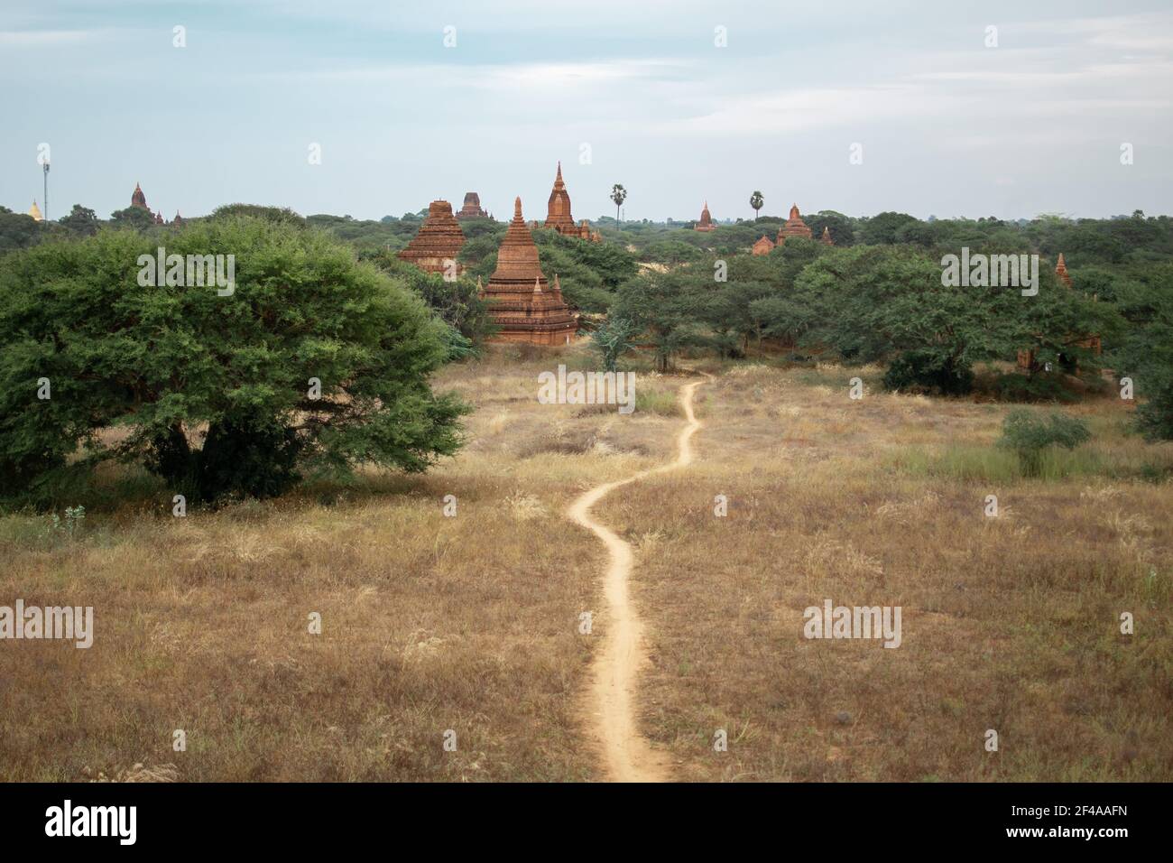 BAGAN, NYAUNG-U, MYANMAR - 2. JANUAR 2020: Eine Schotterschiene, die in der Ferne zu den historischen buddhistischen Tempeln führt Stockfoto