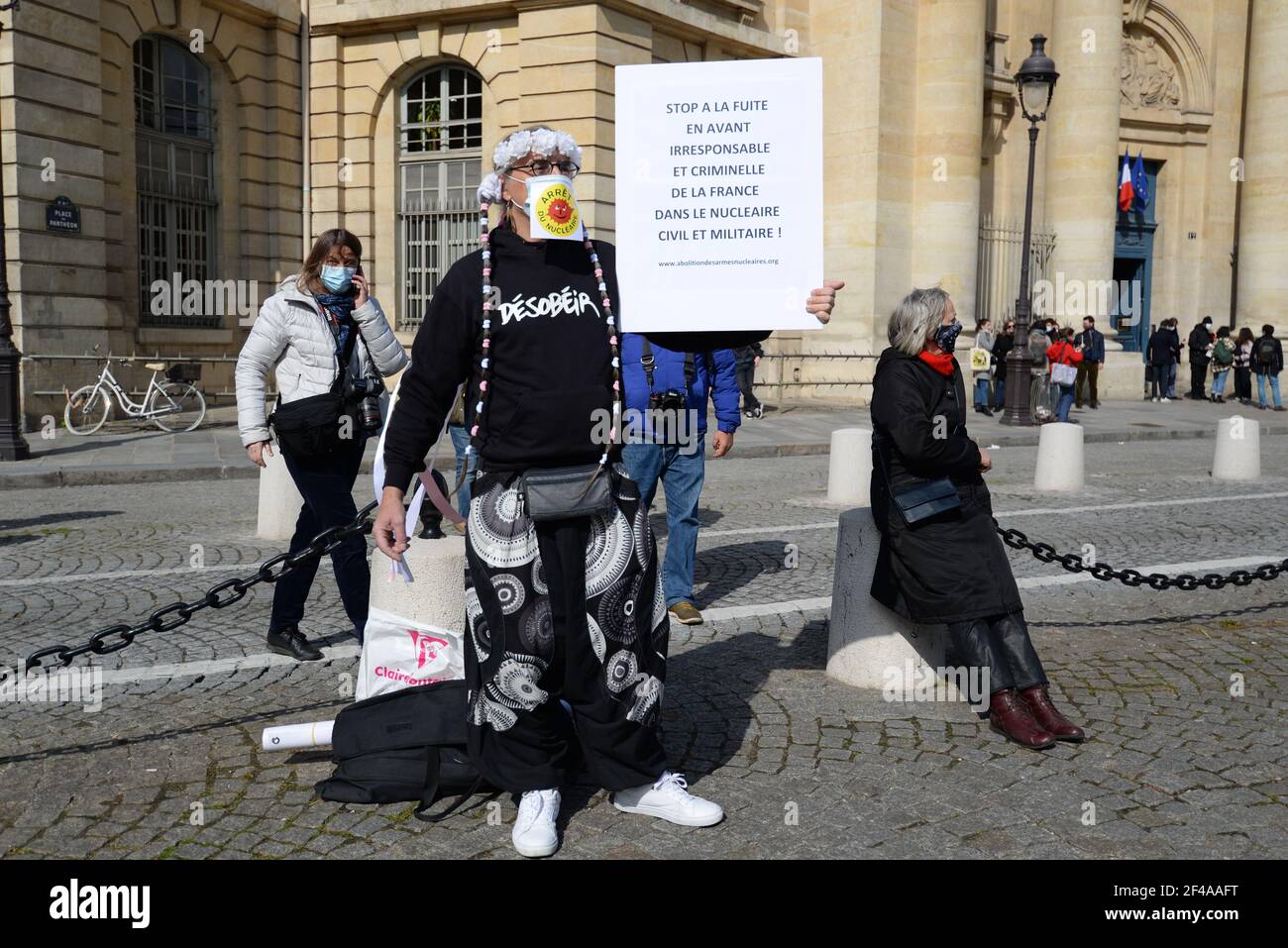 Etwa 600 Jugendliche gehen in Paris gegen die Klimapolitik der französischen Regierung. Sie wollen das Herz schützen, nicht das finanzielle Wort Stockfoto