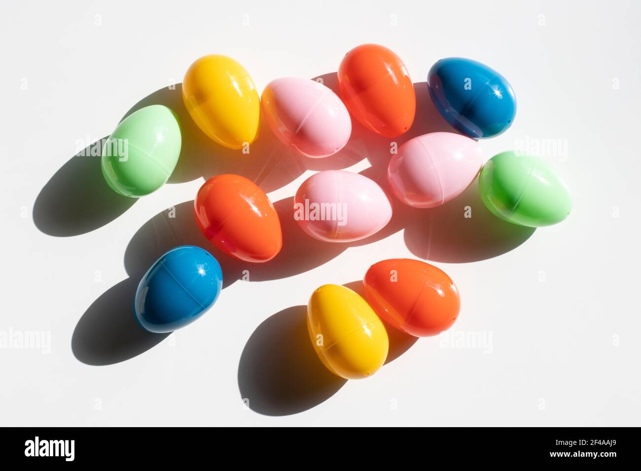Draufsicht auf bunte Kunststoff Ostereier in der Sonne isoliert auf weißem Hintergrund. Stockfoto