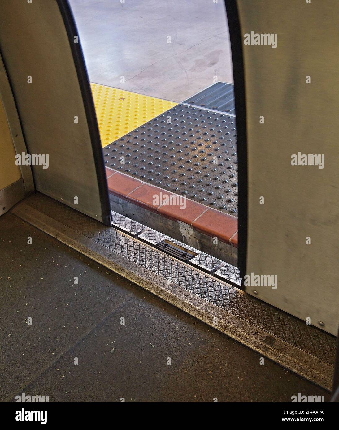 BART Bay Area Rapid Transit von der Tür zum Bahnsteig, San Francisco Stockfoto