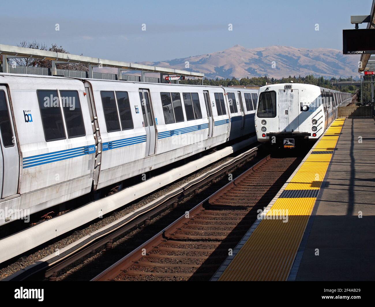 BART Bay Area Rapid Transit Züge an einer Station Kalifornien Stockfoto