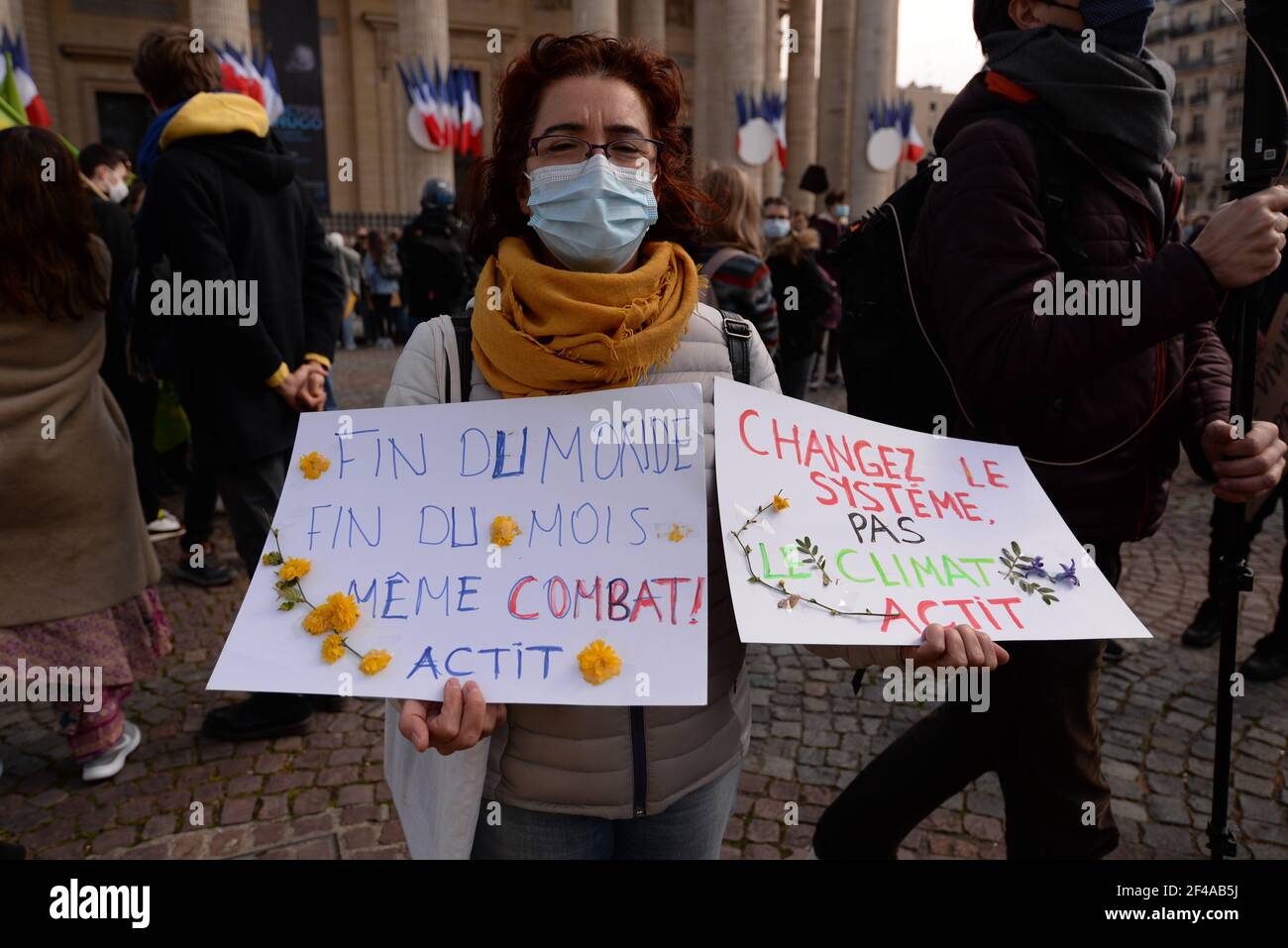 Etwa 600 Jugendliche gehen in Paris gegen die Klimapolitik der französischen Regierung. Sie wollen das Herz schützen, nicht das finanzielle Wort Stockfoto