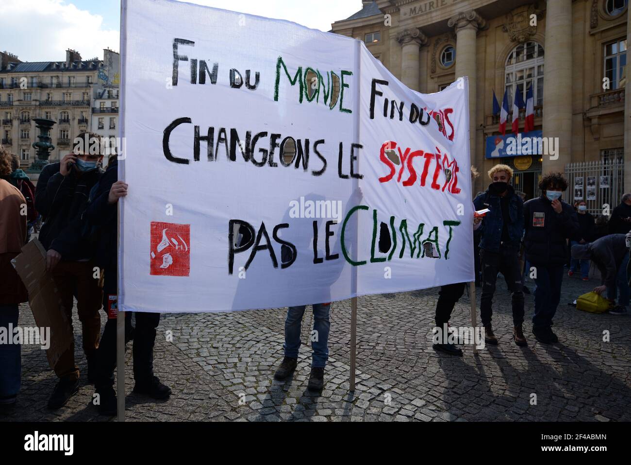 Etwa 600 Jugendliche gehen in Paris gegen die Klimapolitik der französischen Regierung. Sie wollen das Herz schützen, nicht das finanzielle Wort Stockfoto