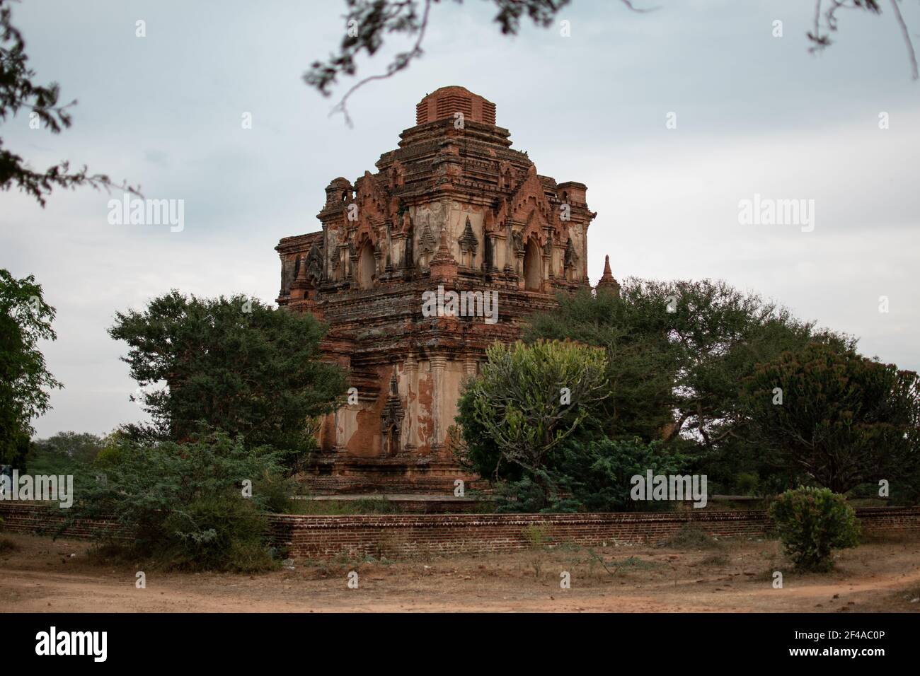 BAGAN, NYAUNG-U, MYANMAR - 2. JANUAR 2020: Ein historischer und religiöser Pagodentempel aus dem alten Paganreich Stockfoto