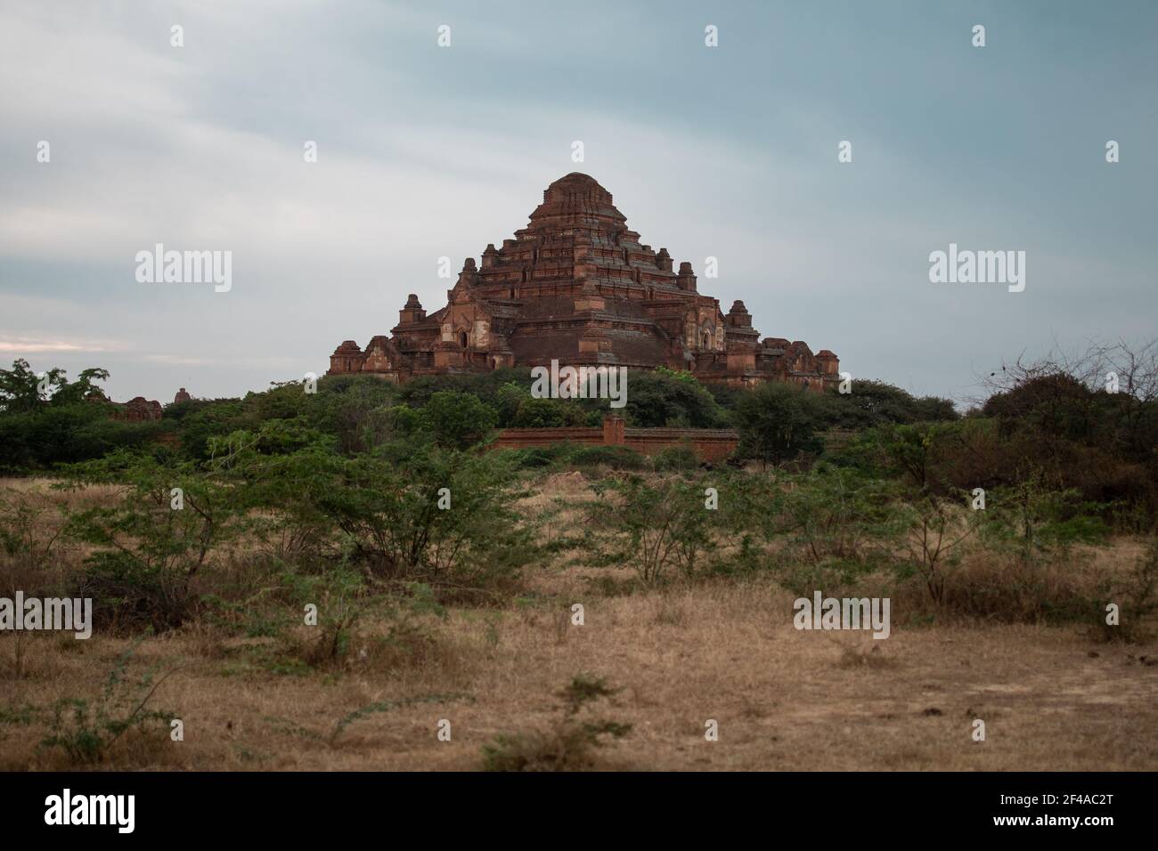 BAGAN, NYAUNG-U, MYANMAR - 2. JANUAR 2020: Ein historischer und religiöser Pagodentempel aus dem alten Paganreich Stockfoto