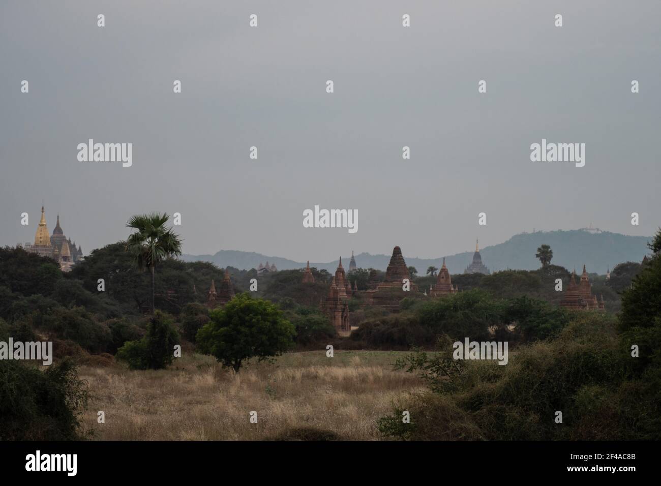 BAGAN, NYAUNG-U, MYANMAR - 2. JANUAR 2020: Einige historische und religiöse Pagodentempel aus dem alten Pagan-Königreich Stockfoto