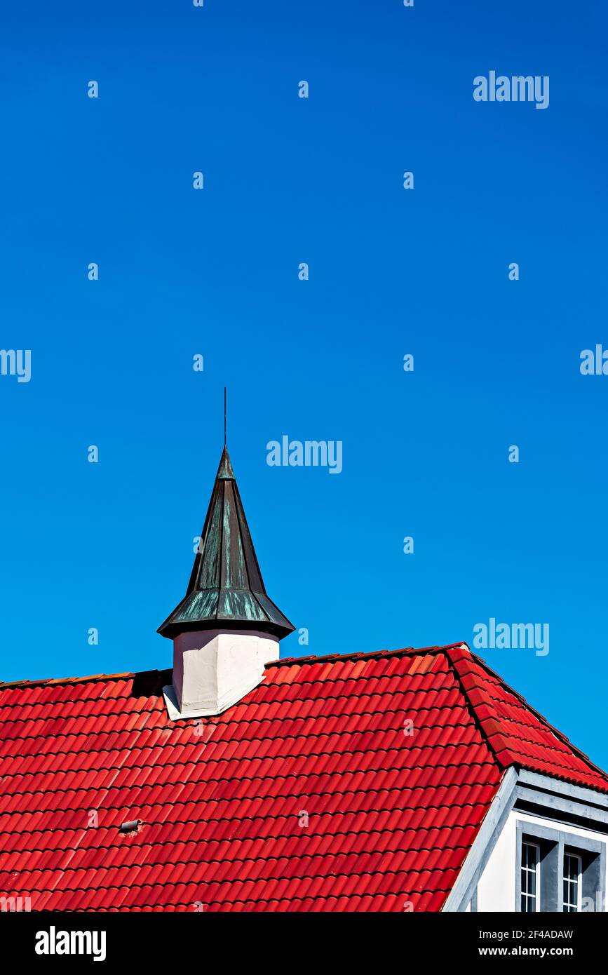 Nahaufnahme Der Roten Dachabdeckung Ziegeldach Mit Himmelshintergrund  Stockfoto und mehr Bilder von Dach - iStock