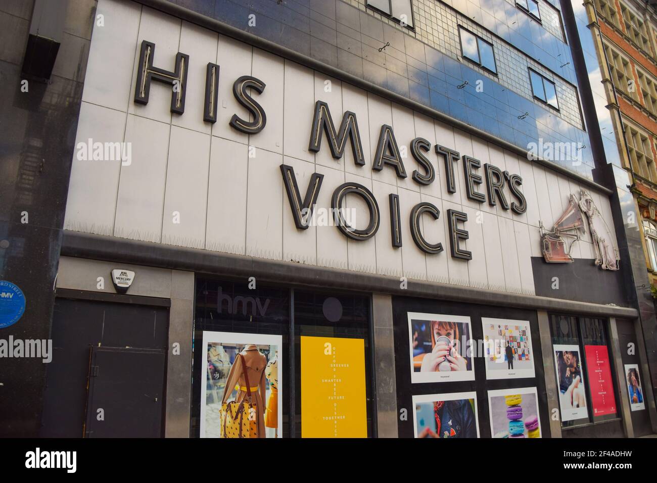 London, Großbritannien. März 2021, 19th. Außenansicht des HMV (His Masters Voice) Flagship Stores in der Oxford Street, der seit seiner endgültigen Schließung 2019 unbewohnt ist.in diesem Jahr feiert der Musik-, Film- und Gaming-Händler das 100th-jährige Jubiläum der Eröffnung seines ersten Stores. Kredit: Vuk Valcic/SOPA Images/ZUMA Wire/Alamy Live Nachrichten Stockfoto