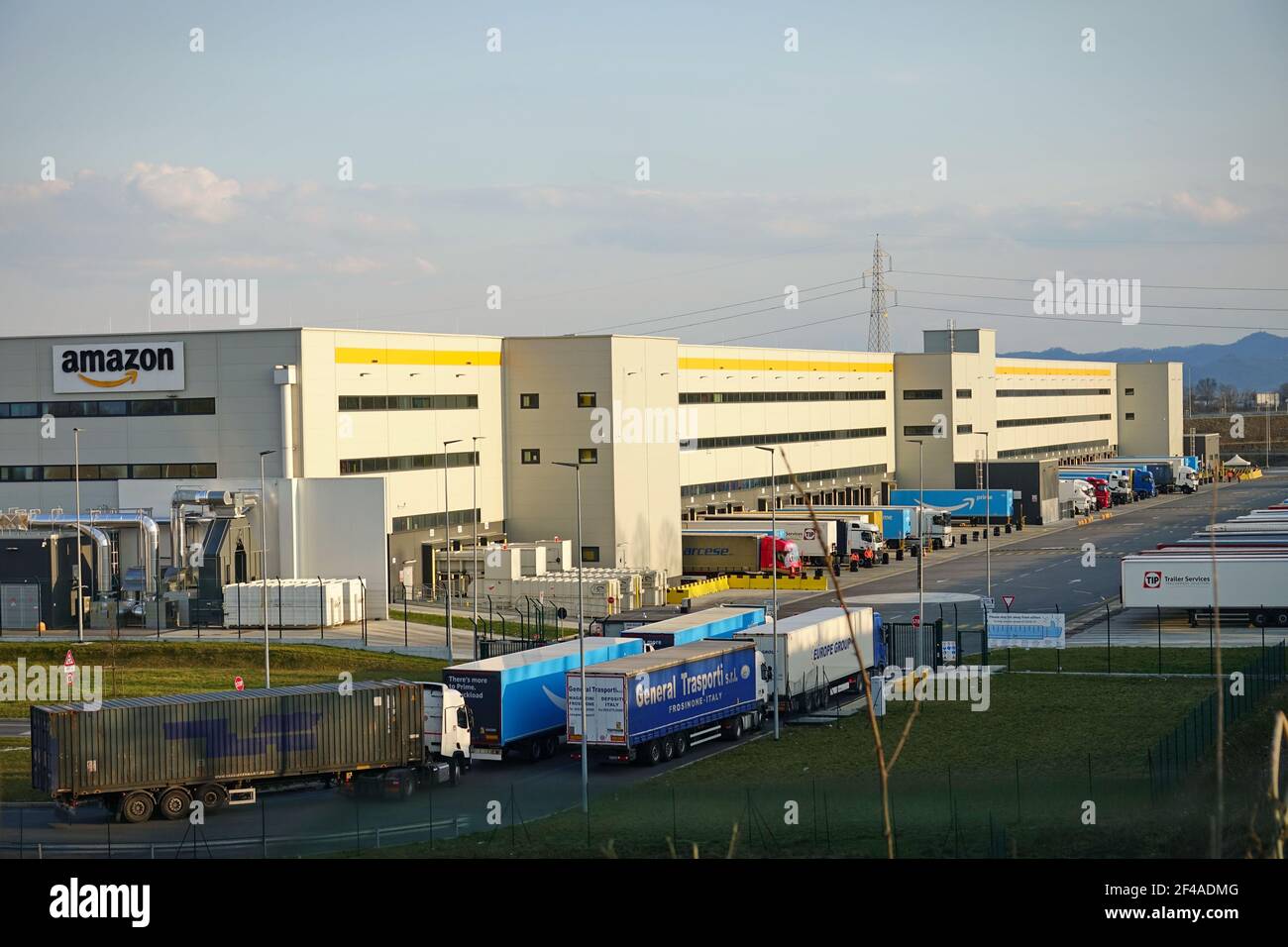 Amazons größtes Vertriebszentrum in Piemont. Torrazza, Italien - März 2021 Stockfoto