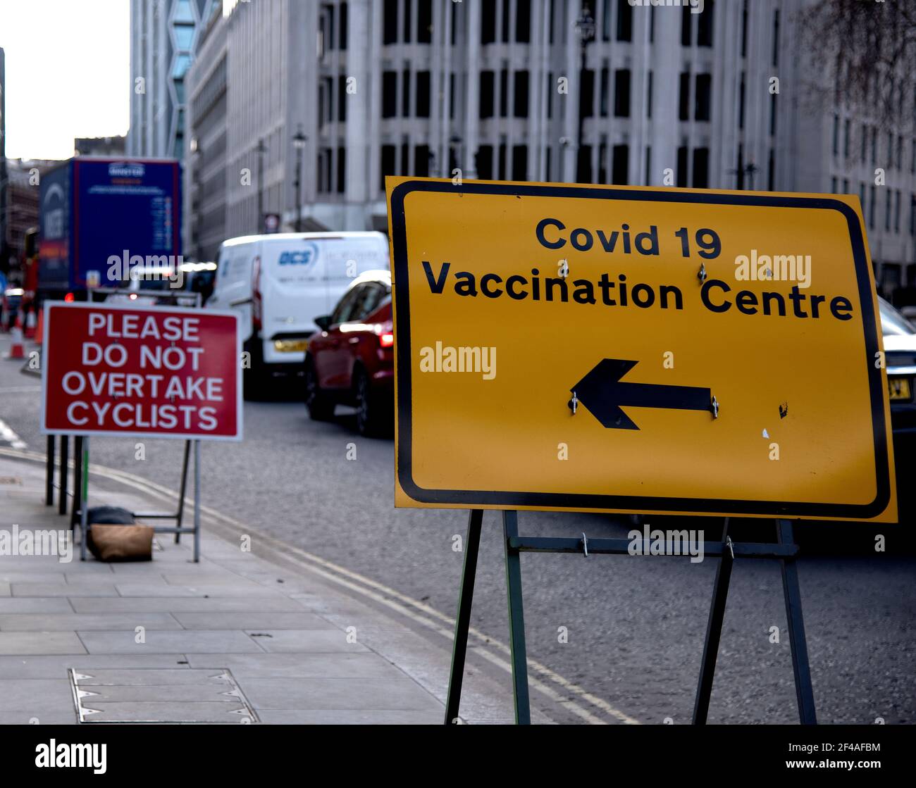 London, UK, 19th Mar 2021, Covid-19 Impfzentrum Zeichen Kredit: Loredana Sangiuliano/Alamy Live News Stockfoto