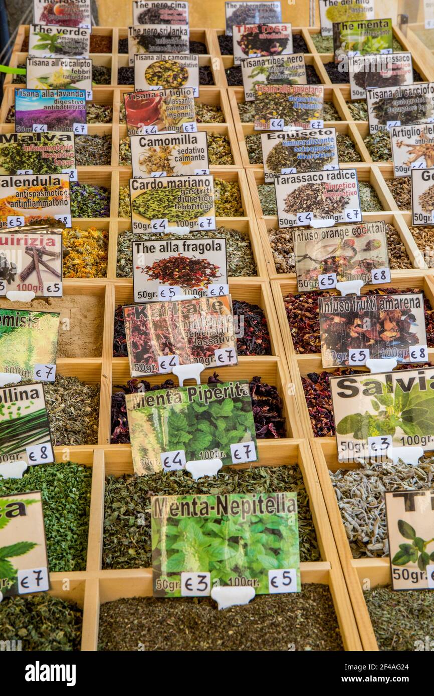 Cortona, Italien. Getrocknete Kräuter zum Verkauf in einem Outdoor-Markt. Stockfoto