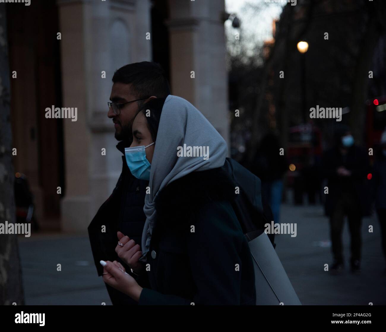 London, UK, 19th Mar 2021, Fußgänger tragen Gesichtsmasken Kredit: Loredana Sangiuliano/Alamy Live News Stockfoto