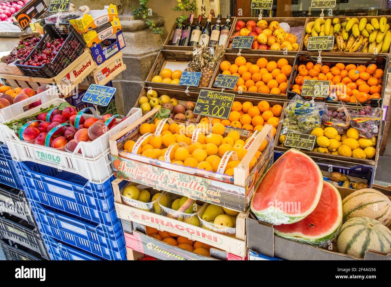 Cortona, Italien. Obst zum Verkauf in einem kleinen italienischen Markt. Stockfoto