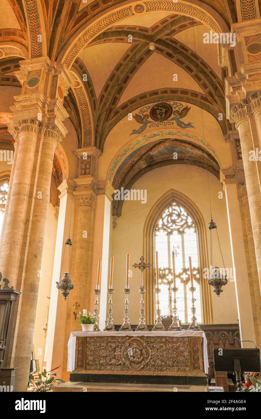 Pienza, Toskana, Italien. Hauptaltar und schöne Rippengewölbe in den Decken des Kirchenschiffs der Kathedrale von Pienza (duomo) von Santa Maria Assunta. (Fo Stockfoto