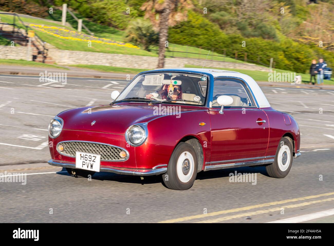Nissan Figaro Auto fahren in Southend on Sea, Essex, Großbritannien. Modell 1991. Limitierte Auflage Cabriolet Kleinwagen in nicht-Standard-Magenta rot Stockfoto